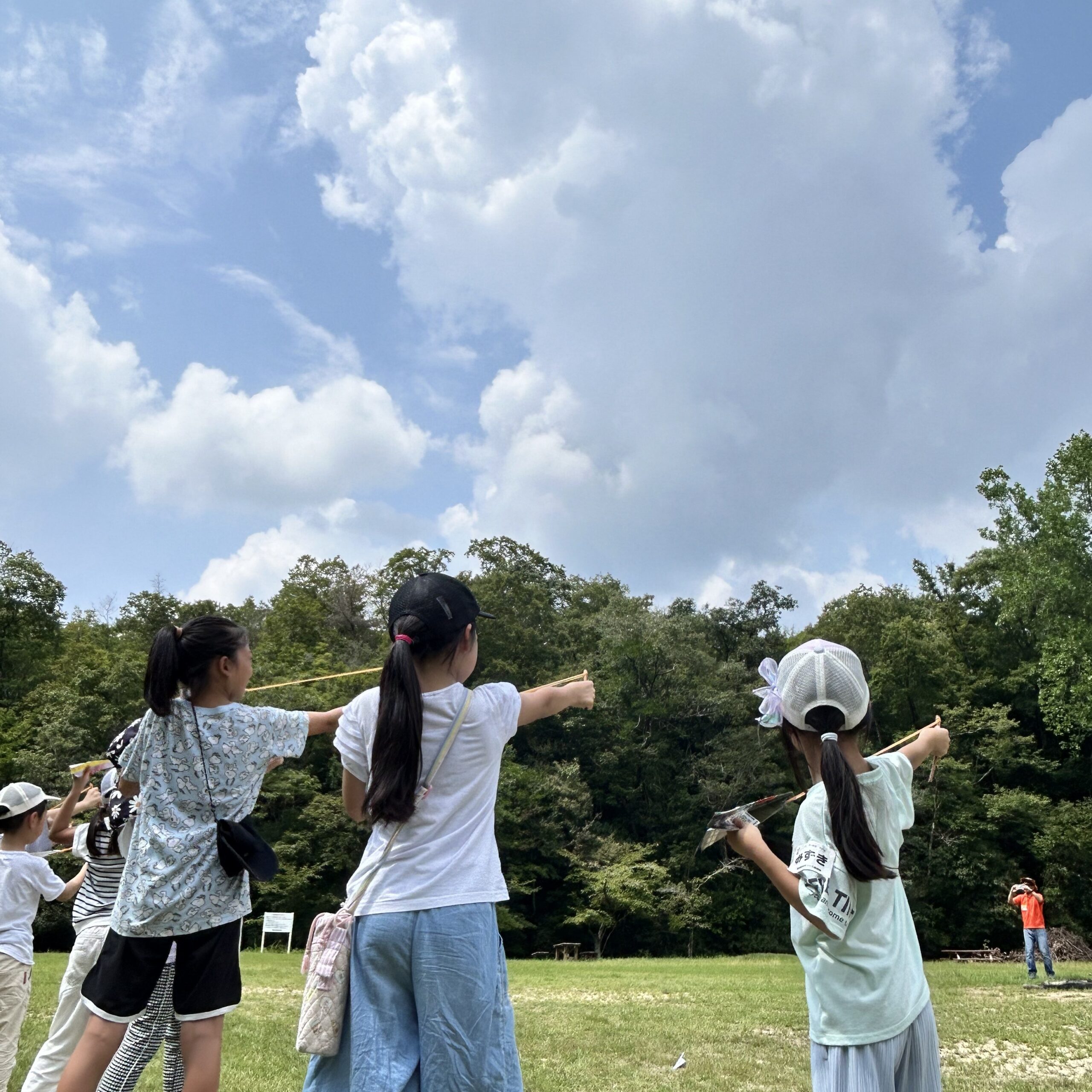 自然の中での飛行機遊び