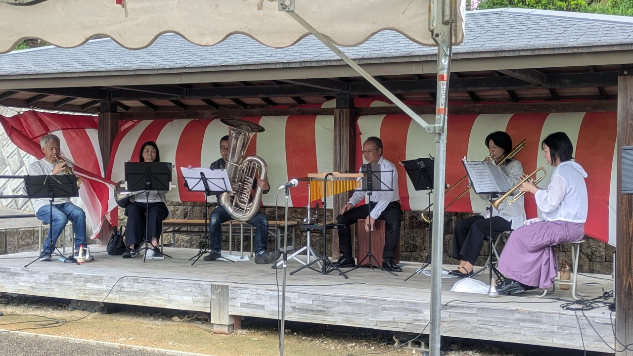Brass Crewが紅白の舞台で金管アンサンブルを演奏する様子