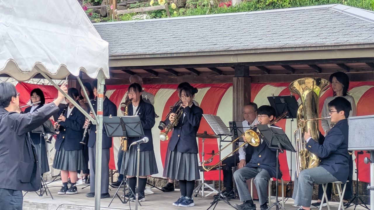 西谷中学校吹奏楽部とBrass Crewが合同でステージ演奏する様子