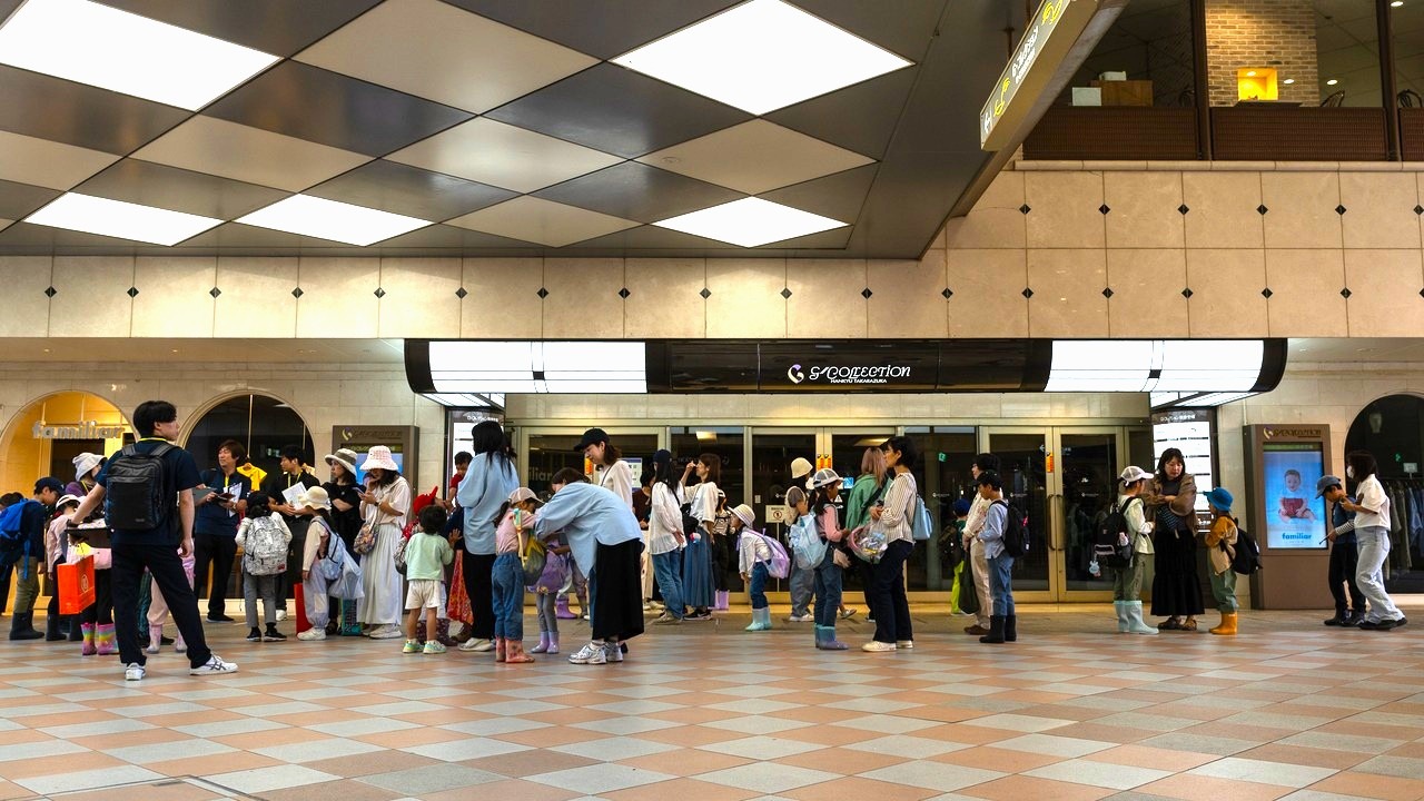 宝塚駅コンコースに集まった参加者たち