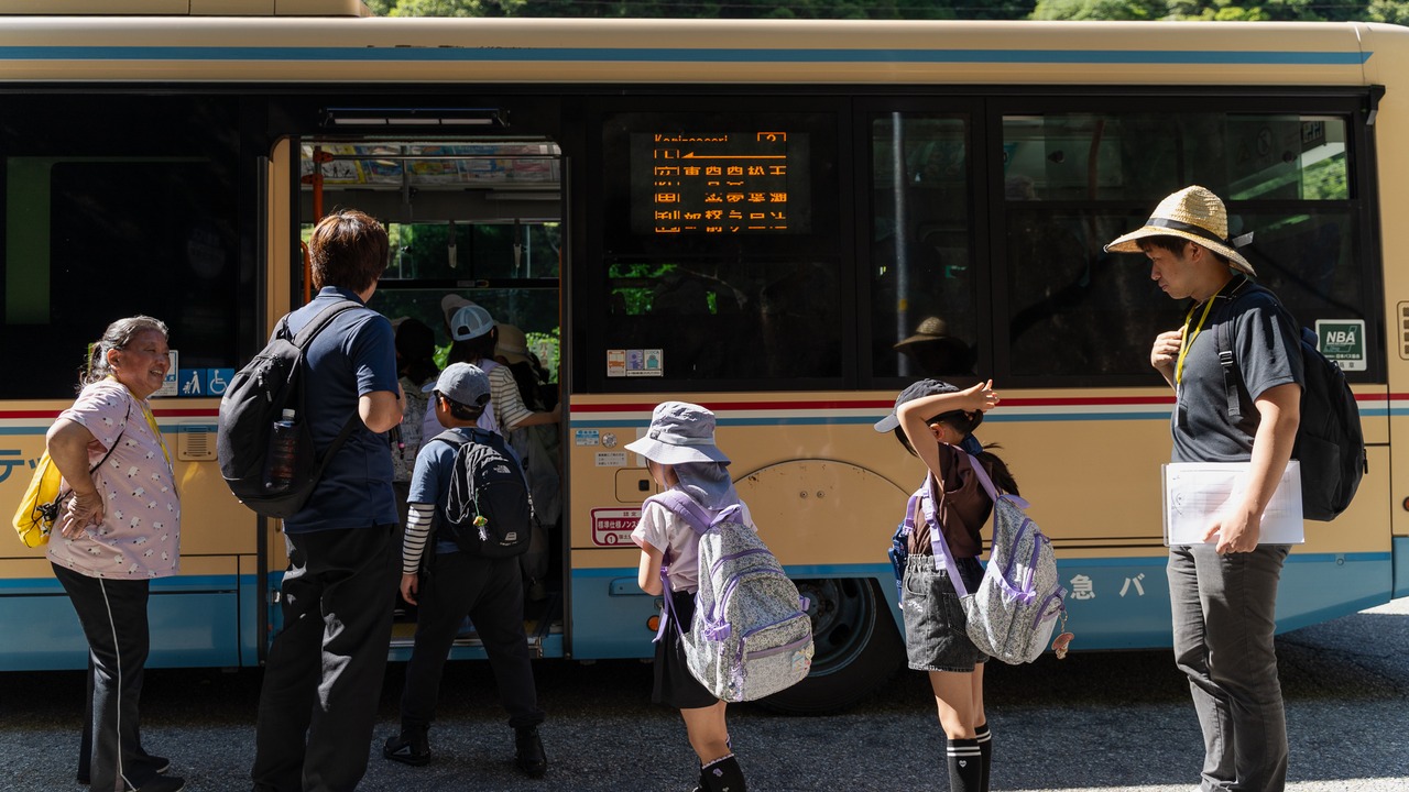 阪急バスに乗り込む子どもたちとスタッフ