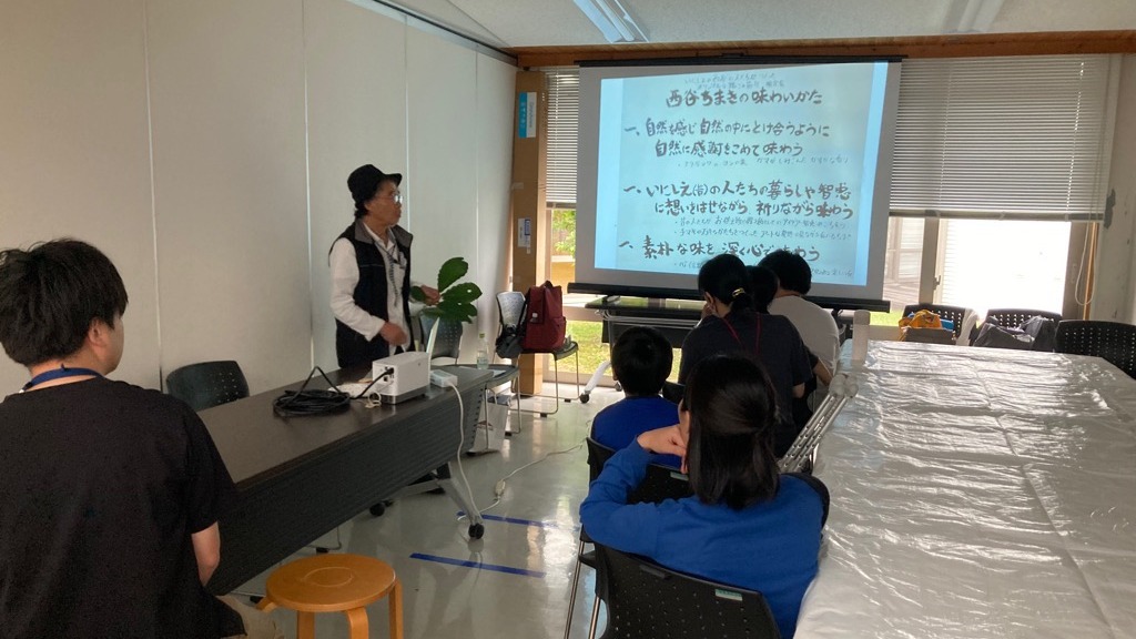ちまきの歴史や文化財認定について説明する仲さん
