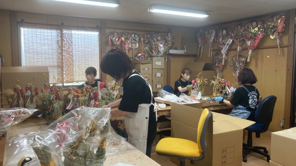 工房内で宝船の縁起物を制作するエビスシマダのスタッフ