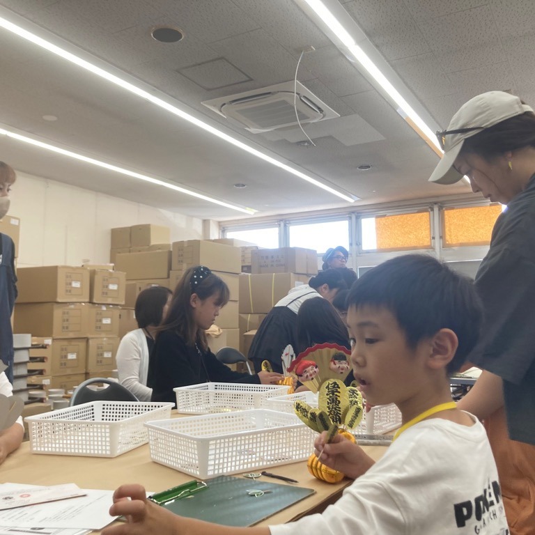 テーブルで福俵づくりに集中して取り組む子ども