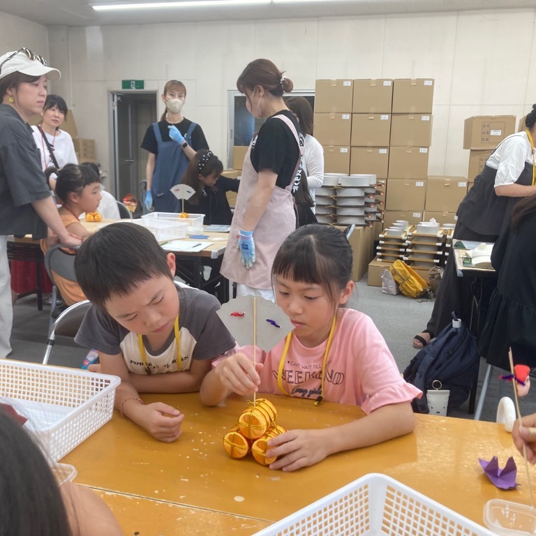 完成した小さな福俵を手に持つ子どもたち