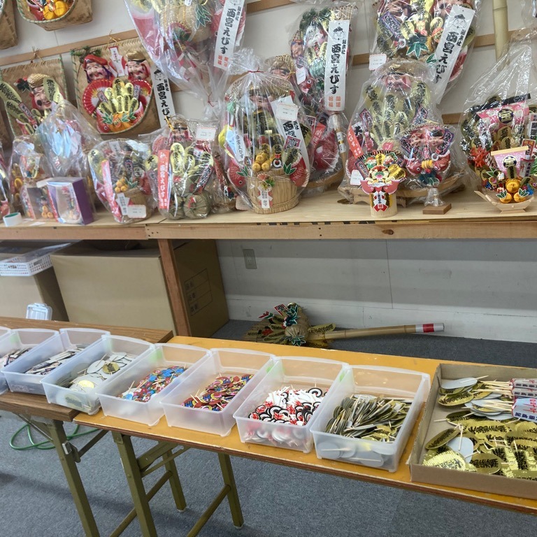 色とりどりの縁起物装飾パーツが並ぶ様子