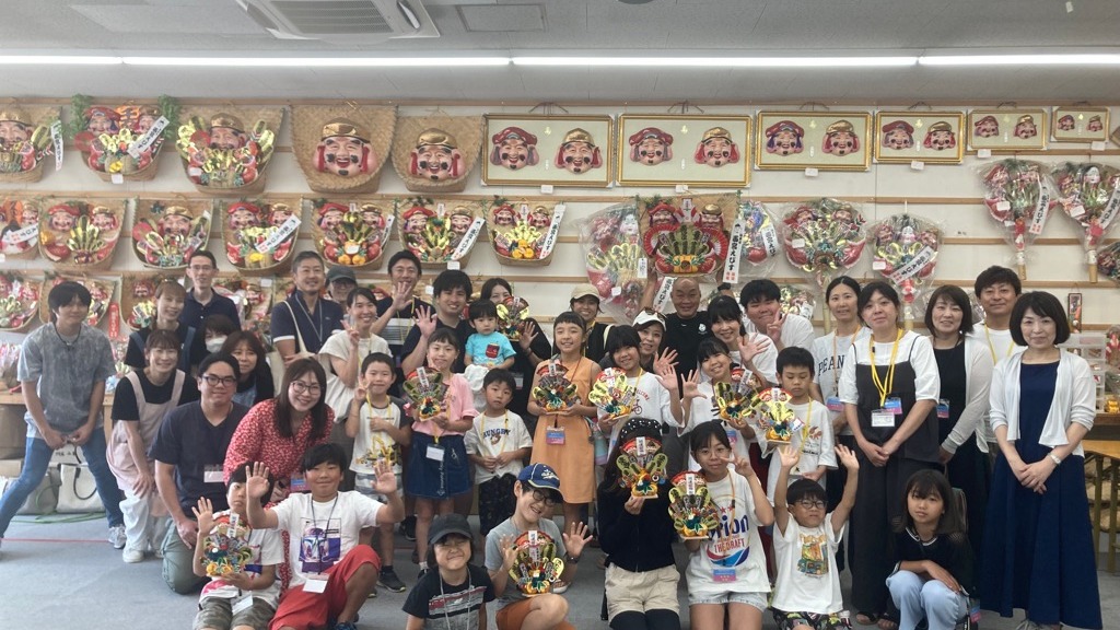 エビスシマダで完成した福俵を持つ参加者の集合写真