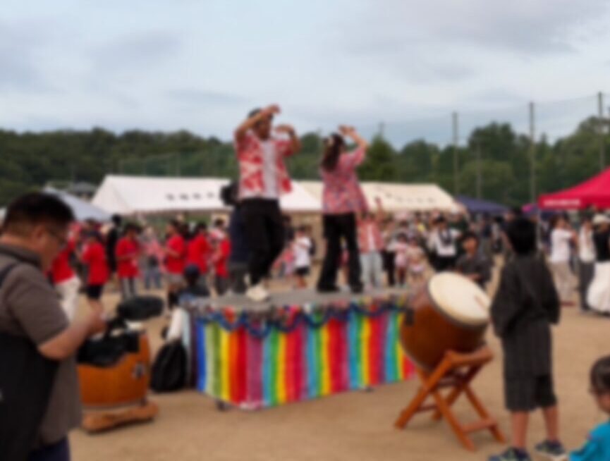 盆踊りで大きな輪になる参加者