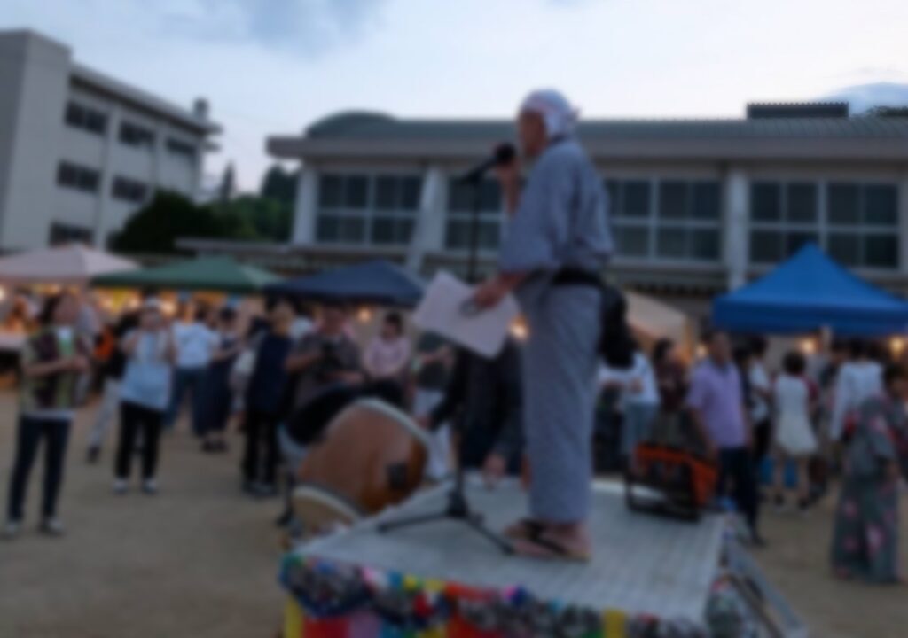 盆踊りを楽しむ参加者たち