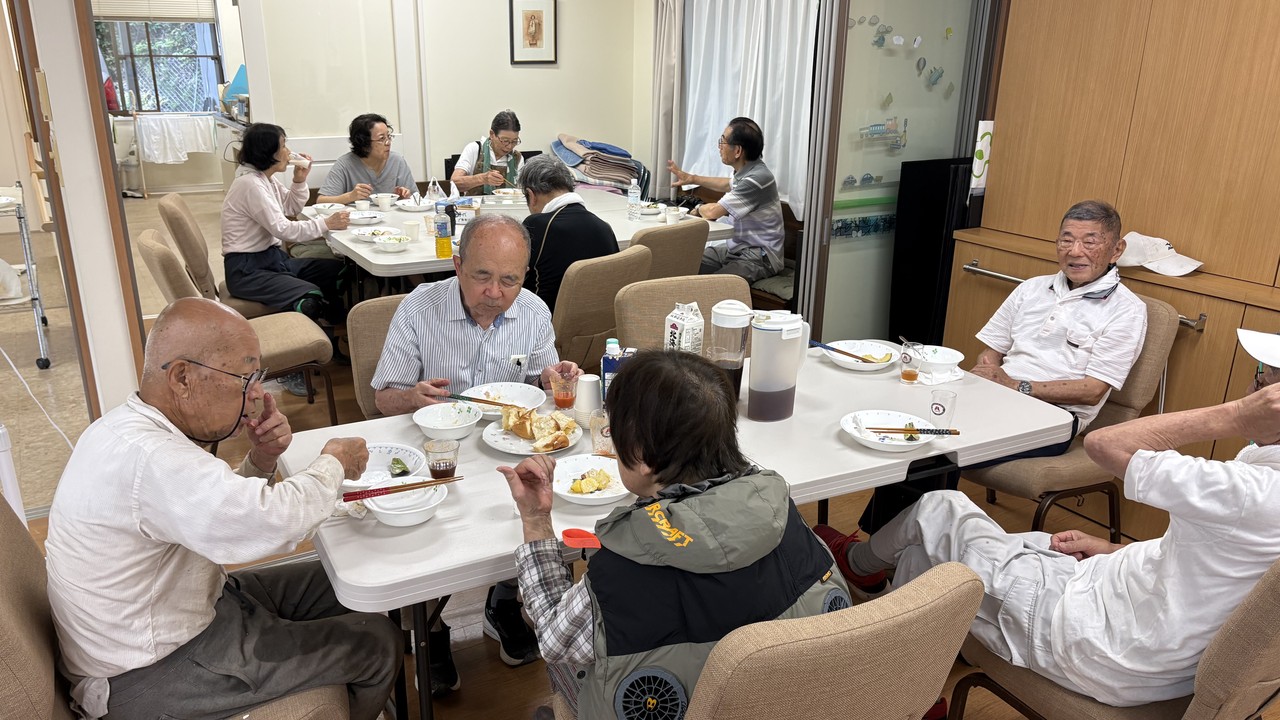 活動のあと、みんなで集まって朝食を楽しむ参加者たち