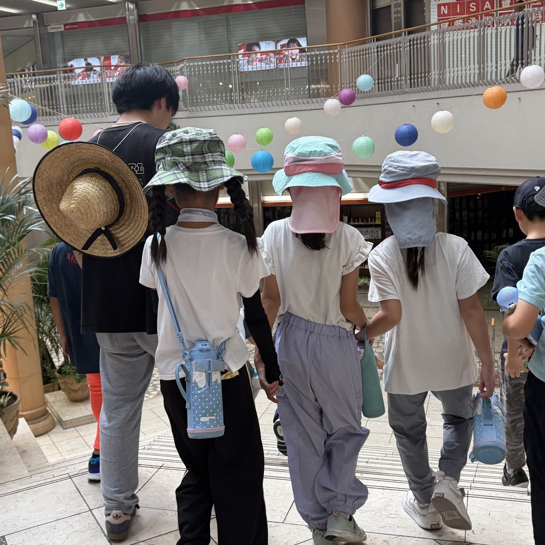 宝塚駅のコンコースを歩く参加者の子どもたち