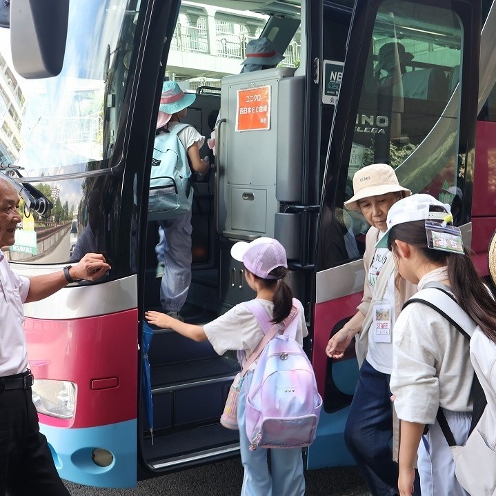 急きょチャーターした貸切バスに乗り込む子どもたち