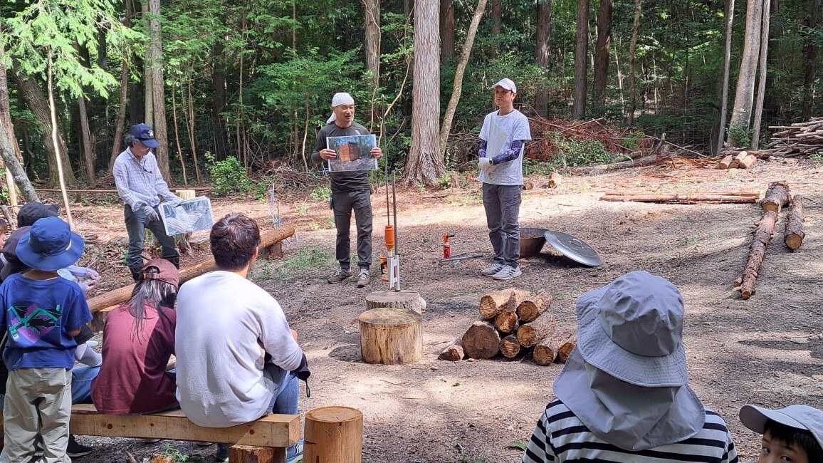 写真パネルを手に里山の話をする橋本成隆さん