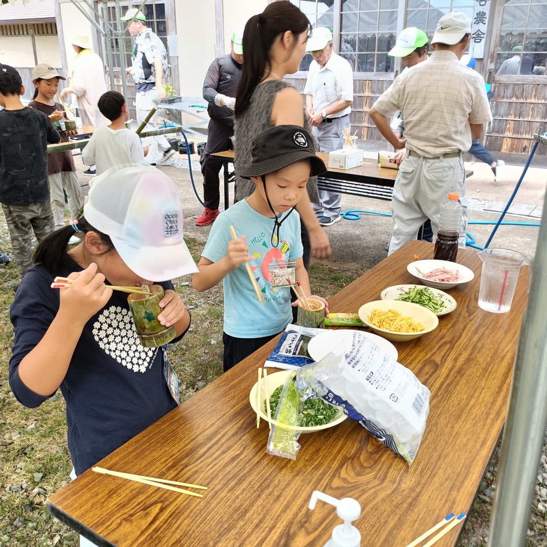 薬味をそえてそうめんを味わう子どもたち