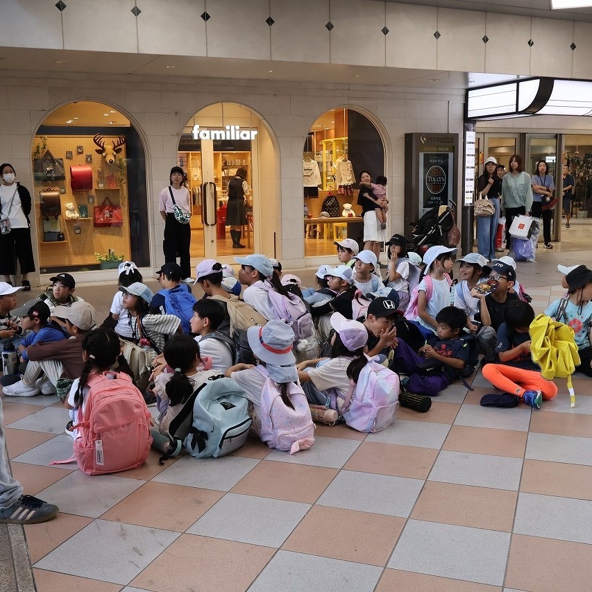 宝塚駅のコンコースで解散を待つ子どもたち