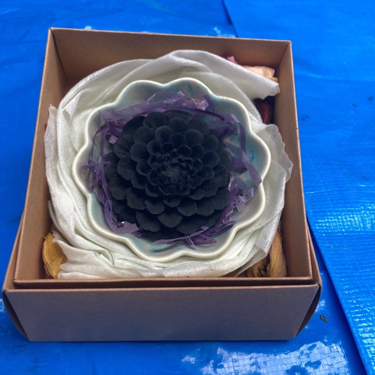花びらまで細かく削り出された炭のダリアの作品