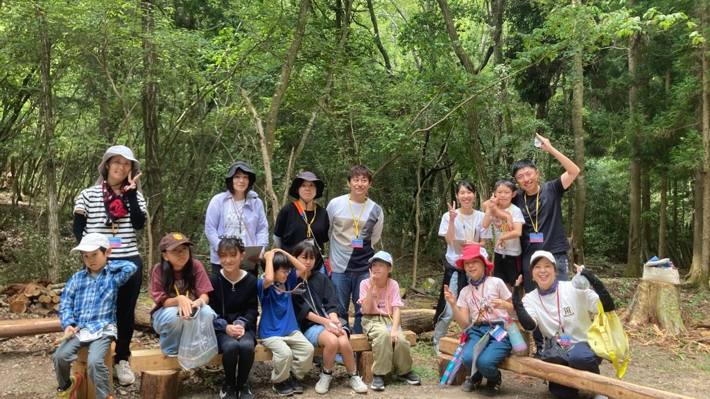 宝の森の広場に並んだ参加者の集合写真