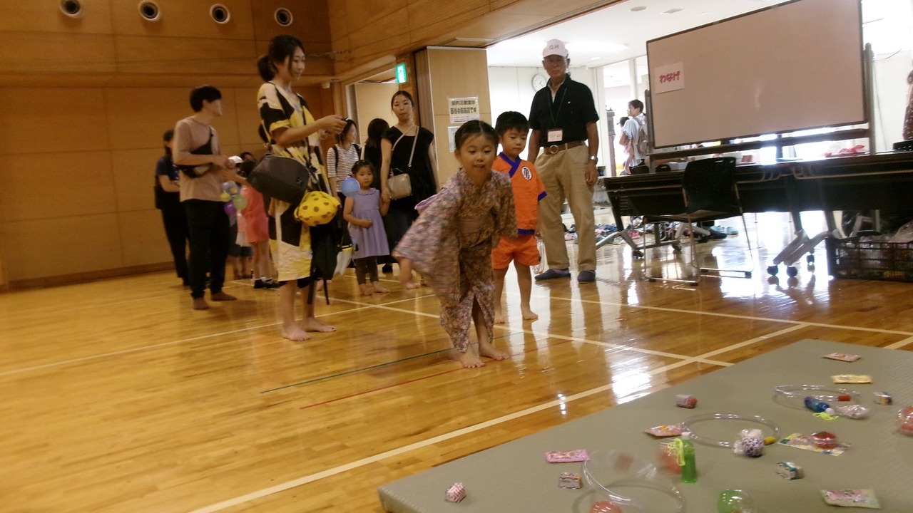 西谷会館のホールで開かれた児童館夏まつりの様子