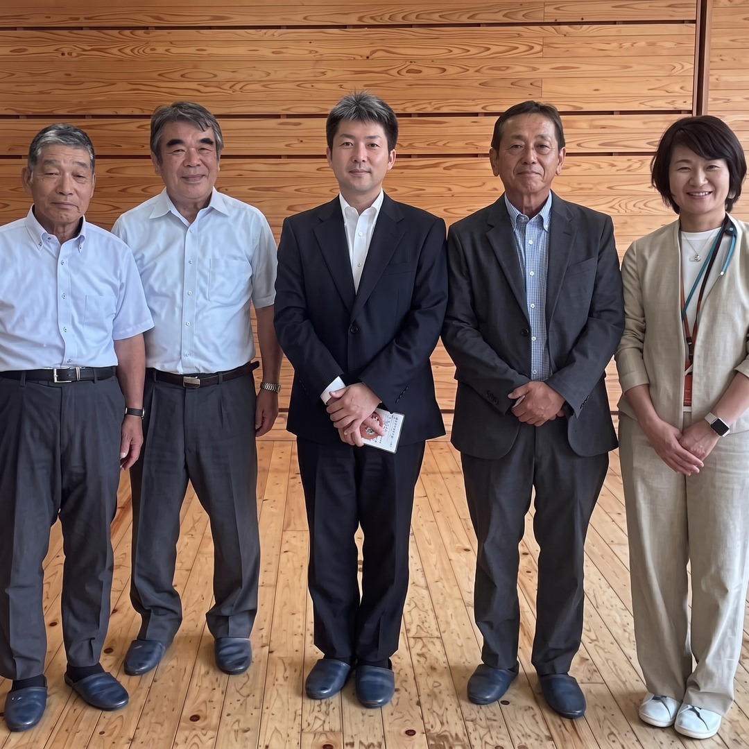 香美市立大宮小学校での視察を終えて記念撮影する参加者