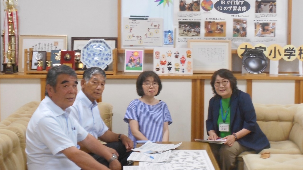 大宮小学校の校長室で意見交換する西谷地区の視察メンバー