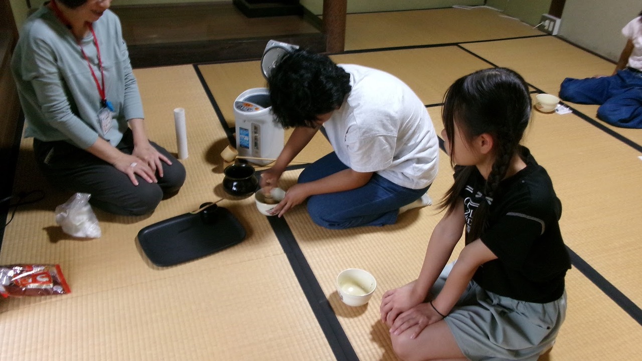 和室でお茶席の作法を体験する子どもたち