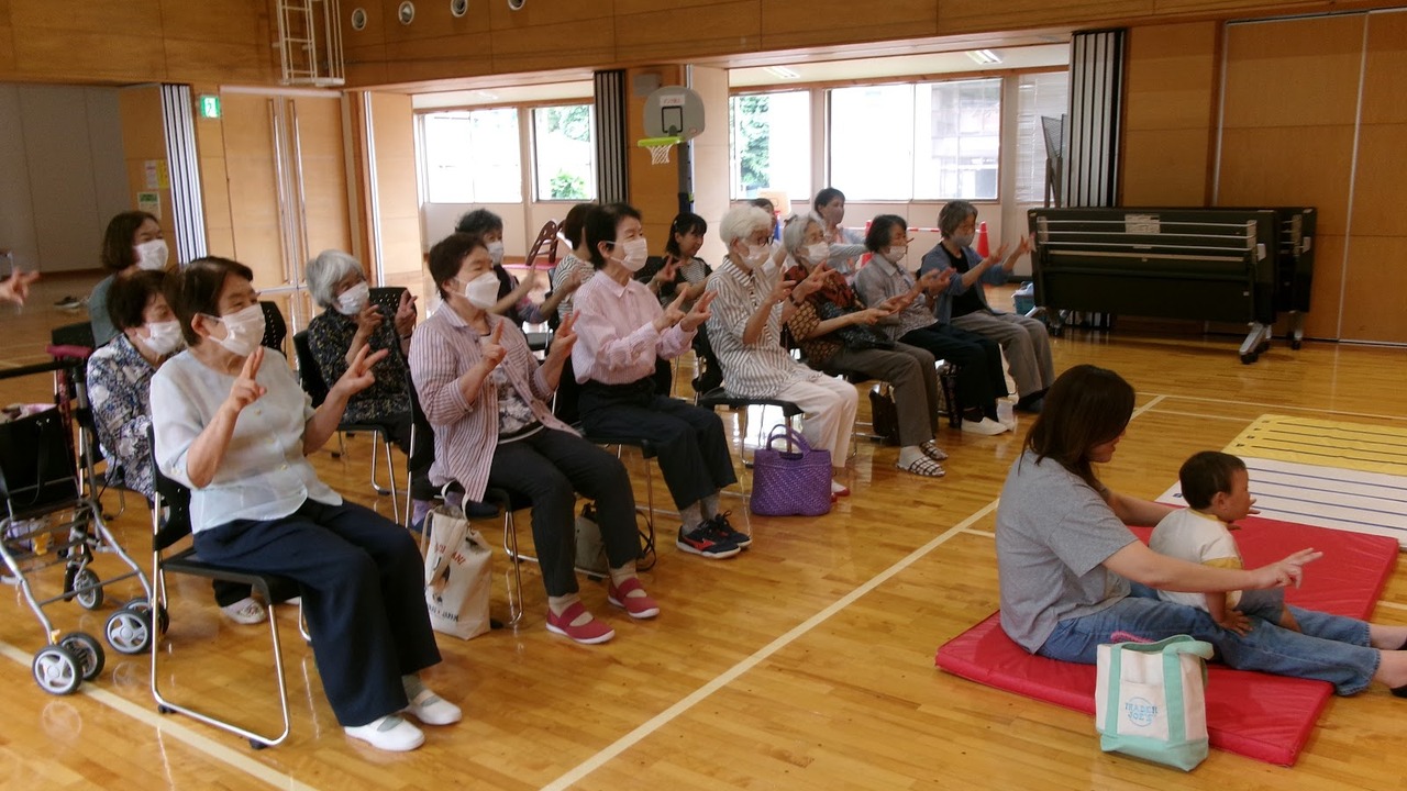 地域の高齢者と子どもたちが同じ場所で過ごす世代間交流の様子
