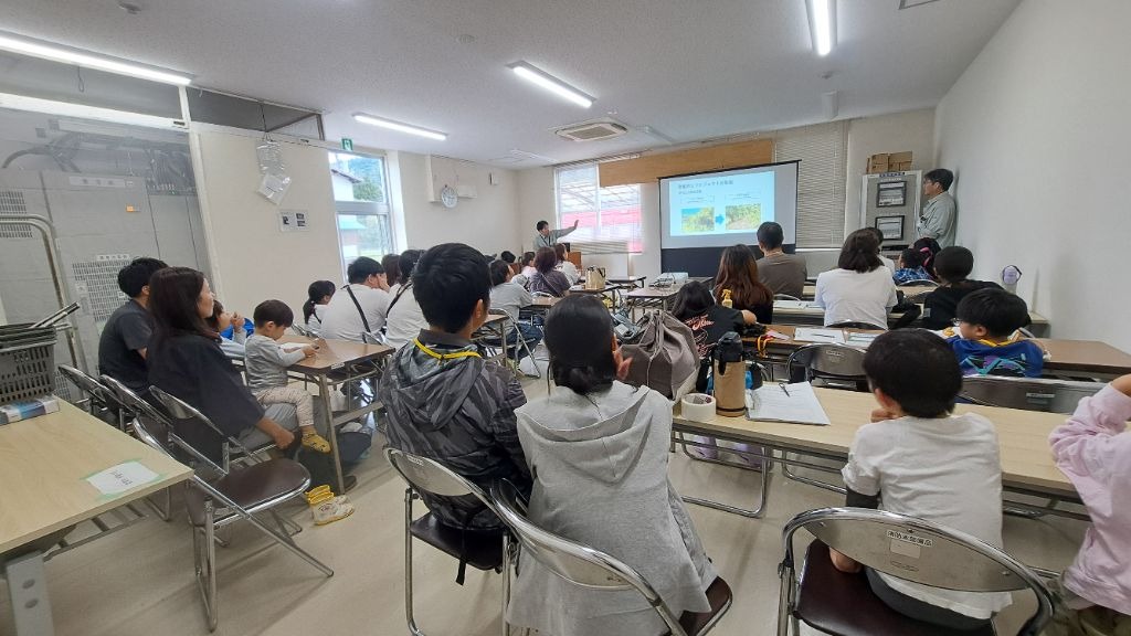 スライドで栗園再生プロジェクトを紹介する門田拓真さん