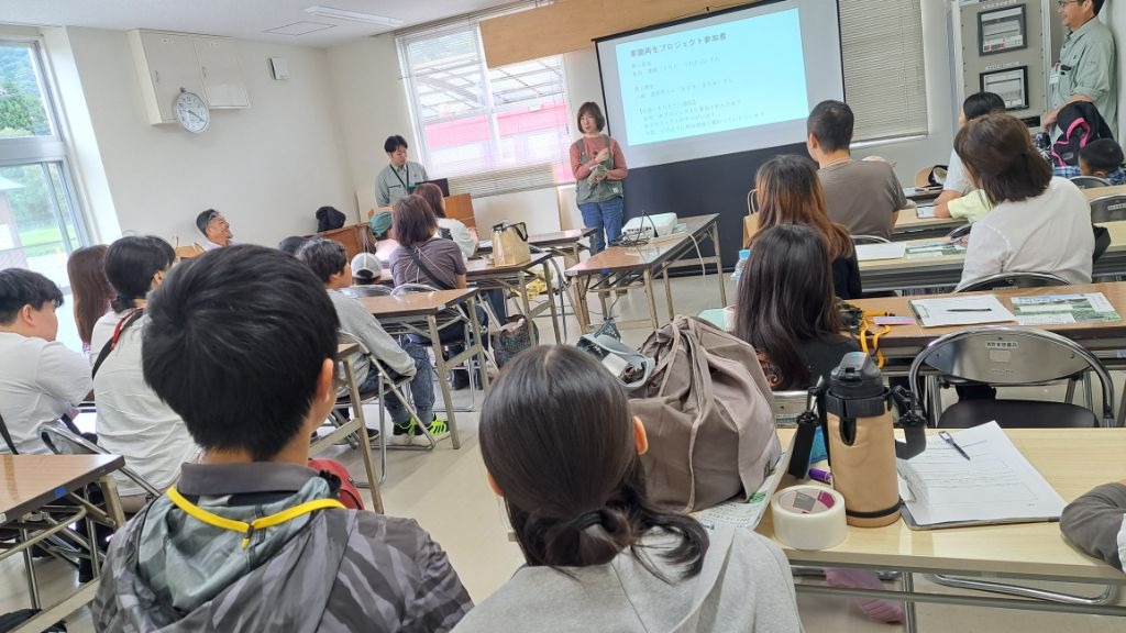 栗園再生プロジェクトのメンバーの体験談に耳を傾ける参加者