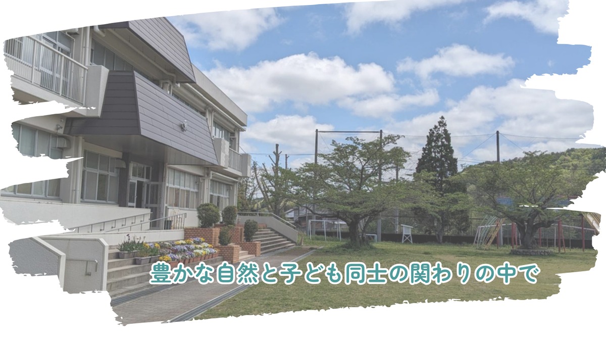青空の下に広がる西谷小学校の校舎とグラウンド