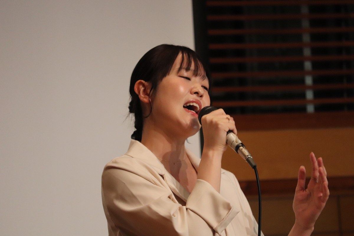 心を込めて歌う今中きららさん