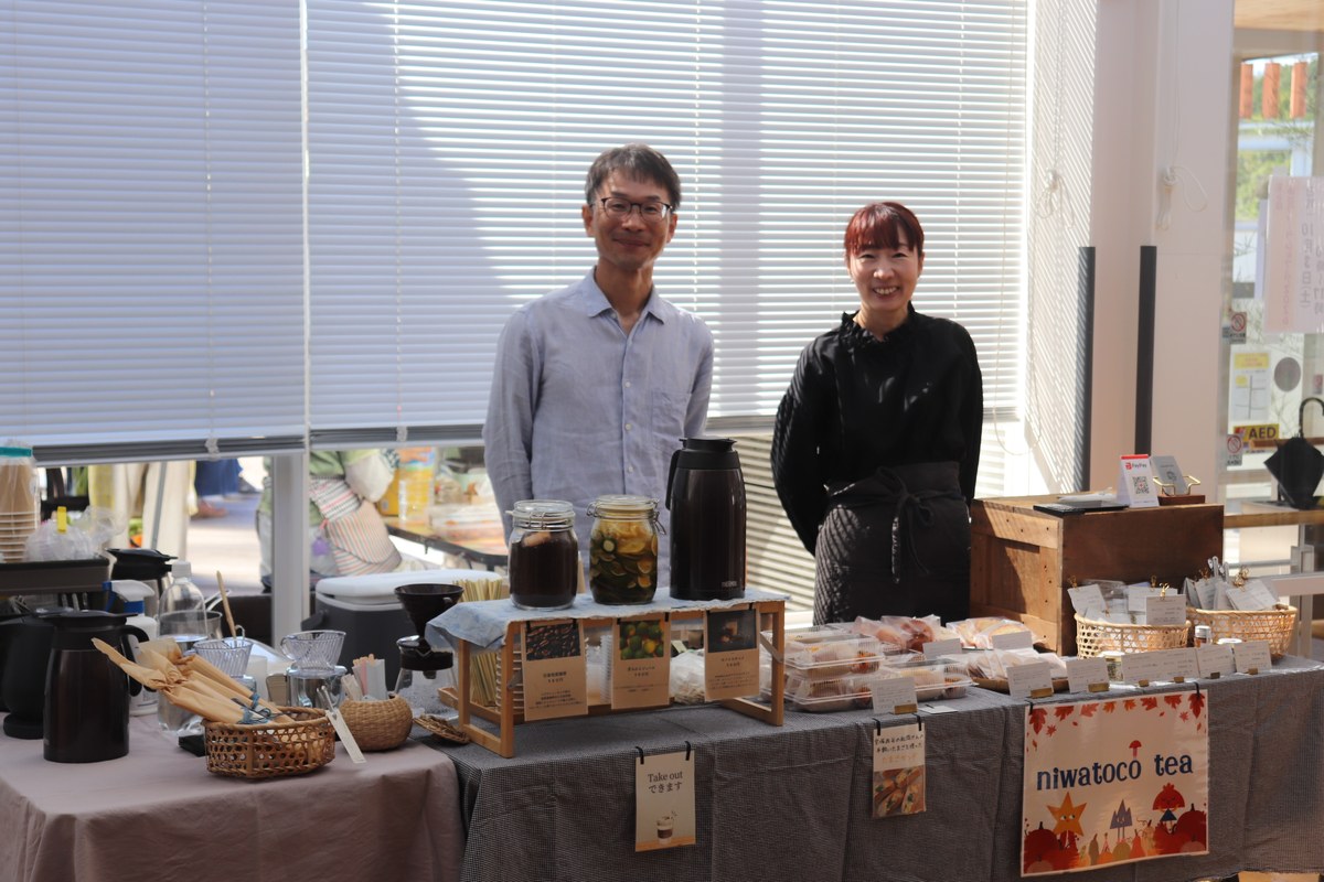 niwatoco teaのブースに並ぶ焼菓子や飲みもの