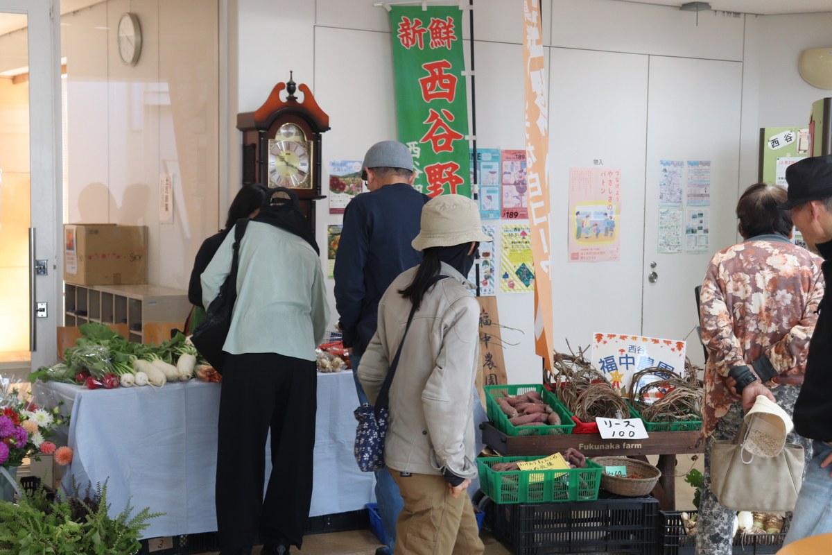 西谷の野菜が並ぶ出店に集まる来場者