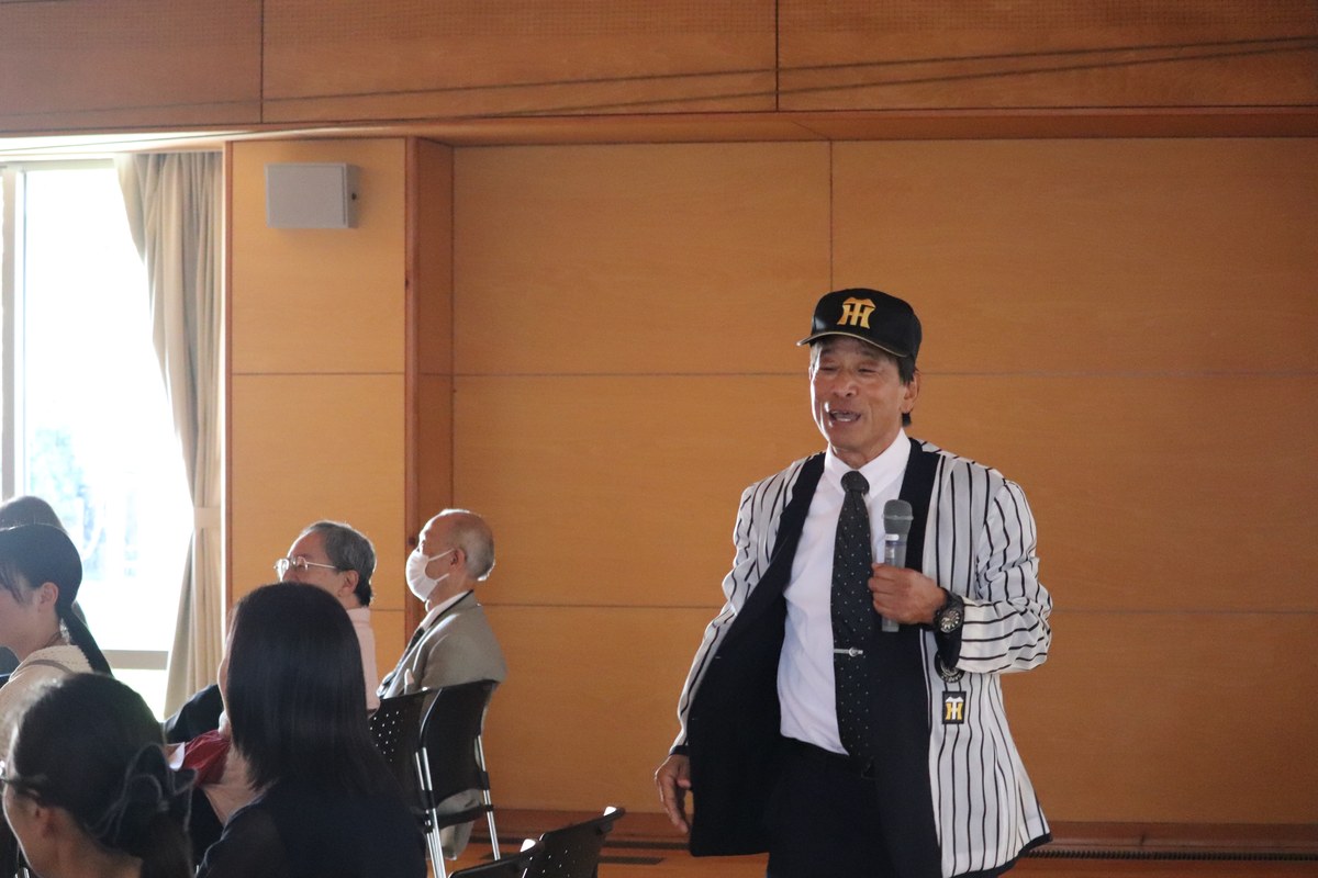 客席の間を歩きながら語りかける仲島正教先生
