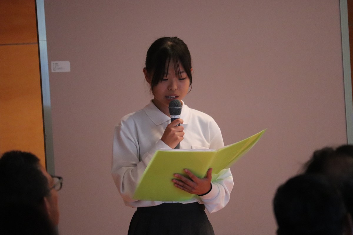 フォーラムの司会を務める西谷中学校2年の鳴海さくらさん