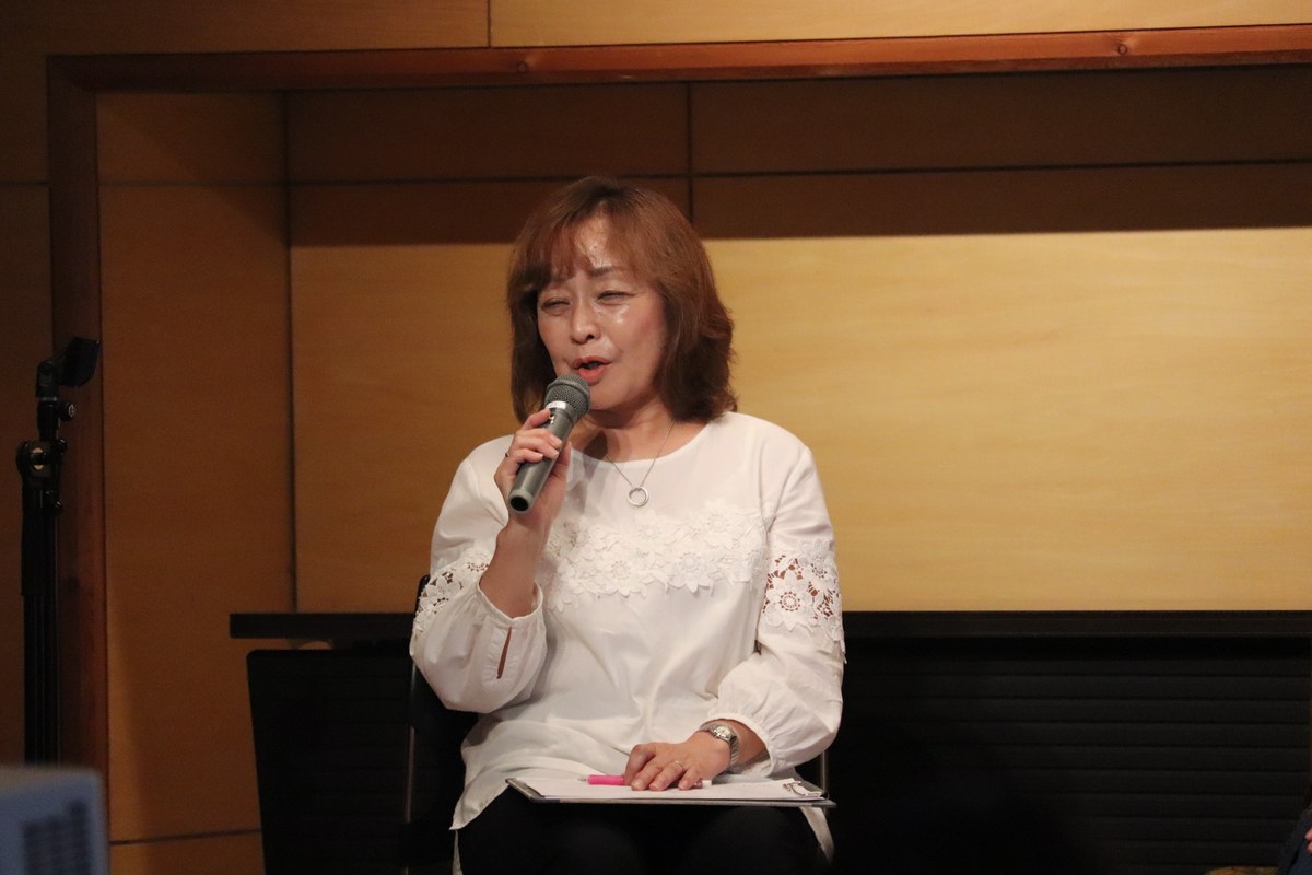 マイクを手に語る西谷児童館の二井由紀美館長