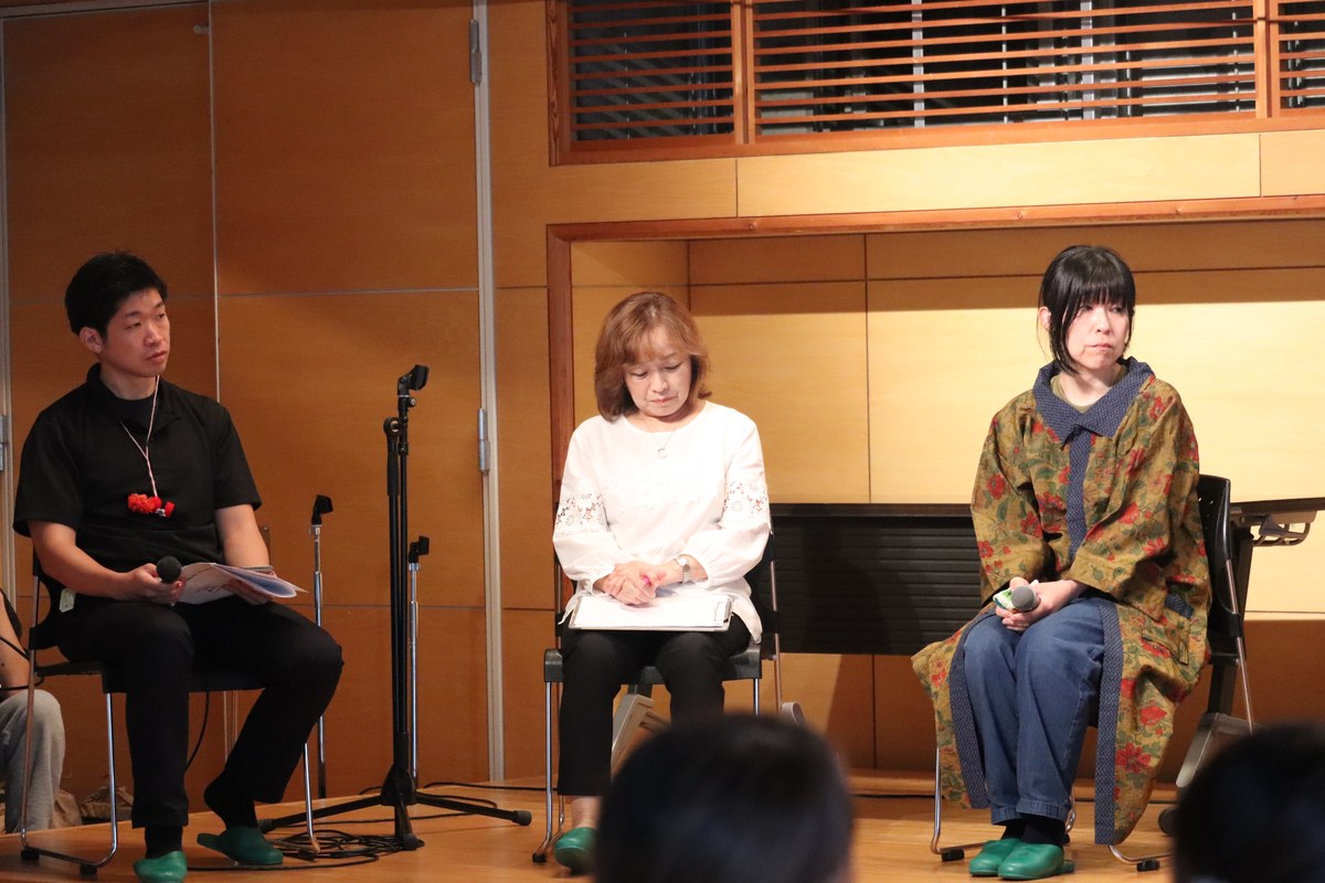 ファシリテーターの安場翼、二井由紀美館長、中嶋静香さん