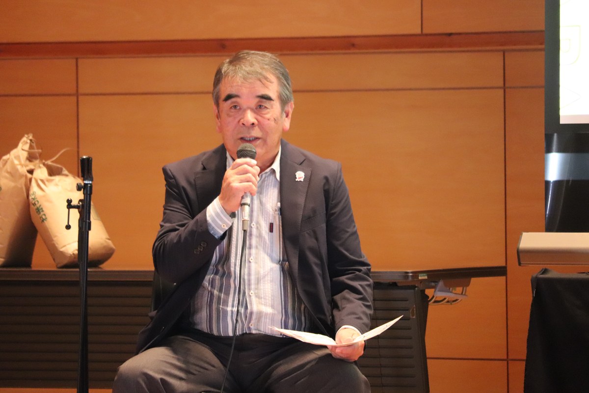 セッションの進行を務める西谷まち協の二井和久会長