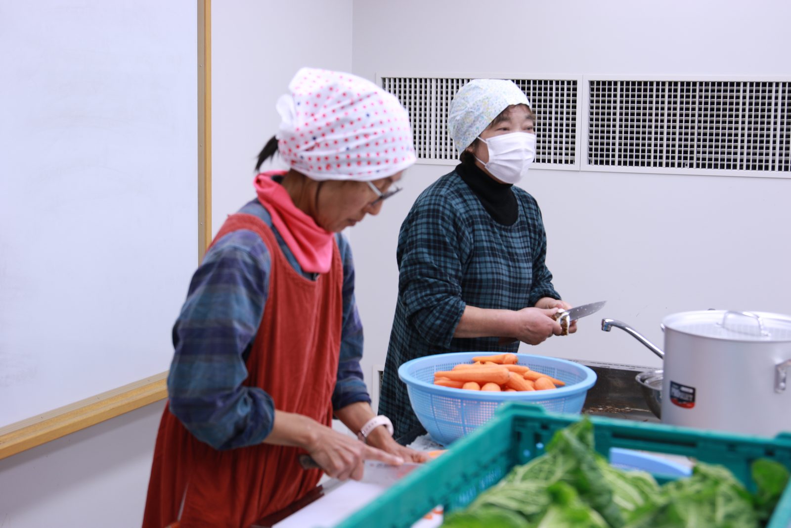 前日に豚汁の野菜を仕込むボランティアのみなさん